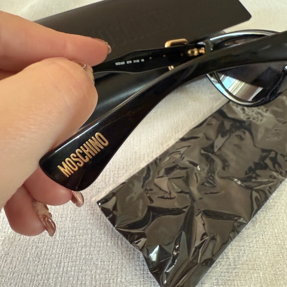MOSCHINO CAT EYE SUNNIES - Picture 4 of 9